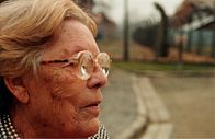 Settimia Spizzichino davanti al campo di Auschwitz