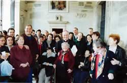 Un gruppo di disabili dopo la liturgia