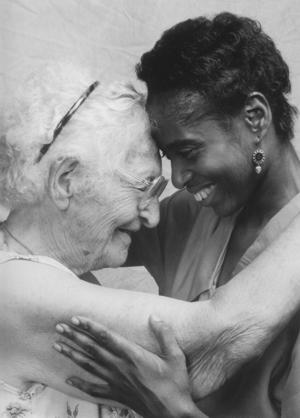 Unanziana di 97 anni e la sua infermiera