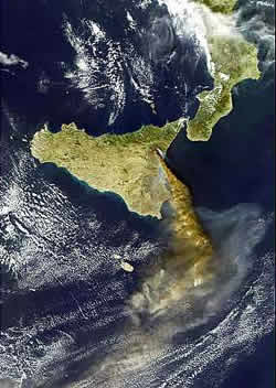 L'eruzione dell'Etna vista dal satellite
