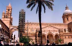 Una veduta esterna della cattedrale
