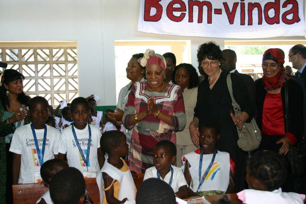 La sig.ra Gebuza si intrattiene con i bambini ospiti del centro nutrizionale