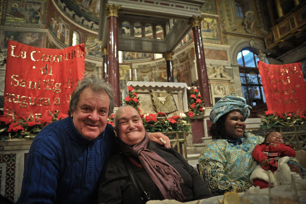 Il Pranzo di Natale della Comunità di Sant'Egidio nella Basilica di Santa Maria in Trastevere a Roma