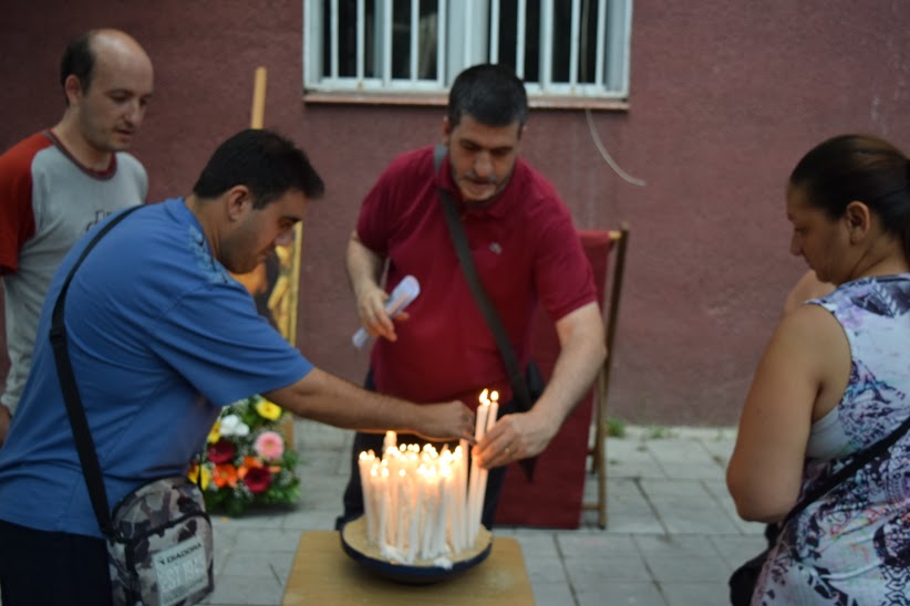 Oración en recuerdo de dos niños muertos en un incendio en Besós