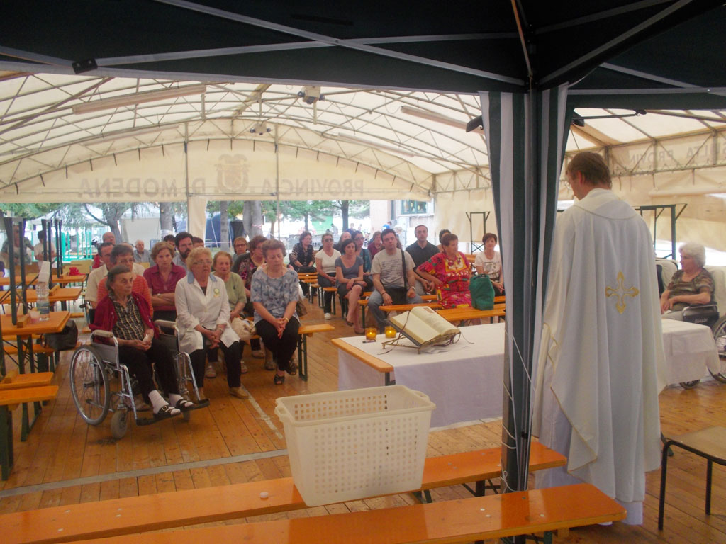 La liturgia celebrata in una tendopoli di San Felice sul Panaro