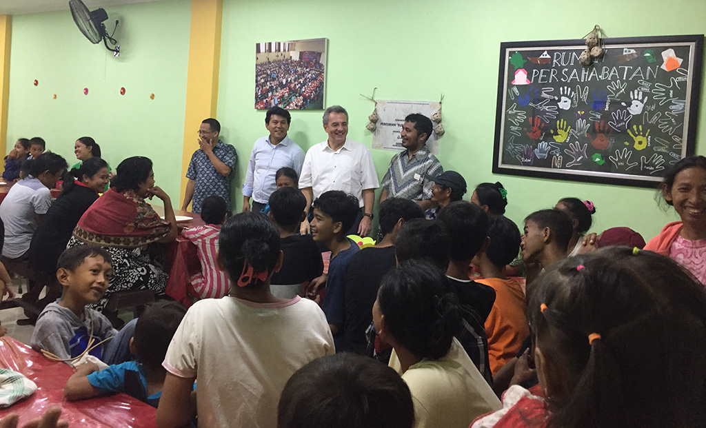 Marco Impagliazzo alla mensa per i poveri della Comunità di Sant'Egidio di Jakarta in Indonesia