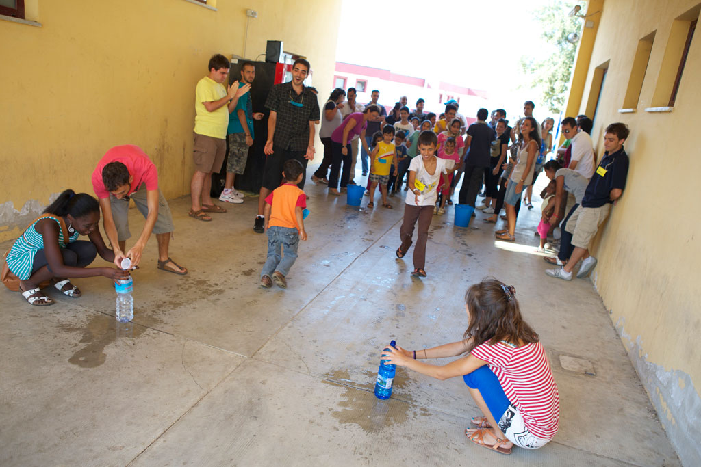 Giochi e lezioni di italiano: una settimana insieme agli immigrati nel centro di accoglienza per richiedenti asilo di Crotone