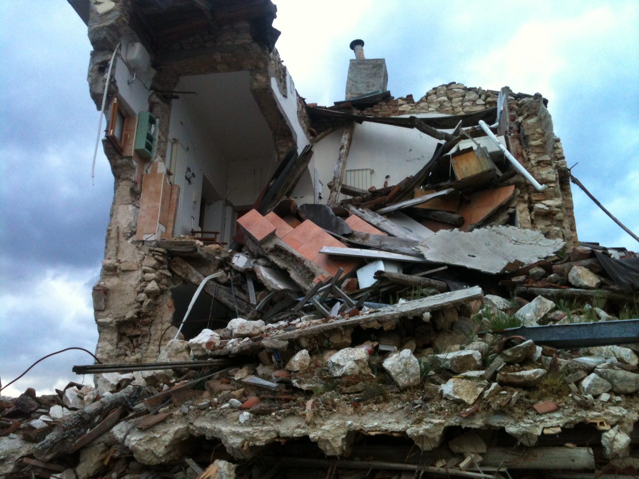 Alcune immagini del paese di Onna, devastato dal terremoto